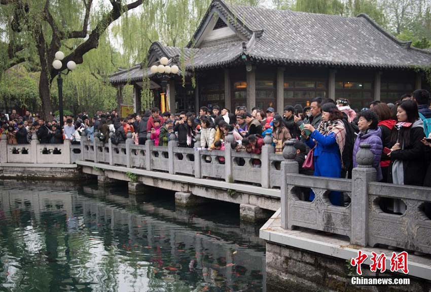 清明節(jié)連休初日　人だかりとなった中國(guó)各地の観光地