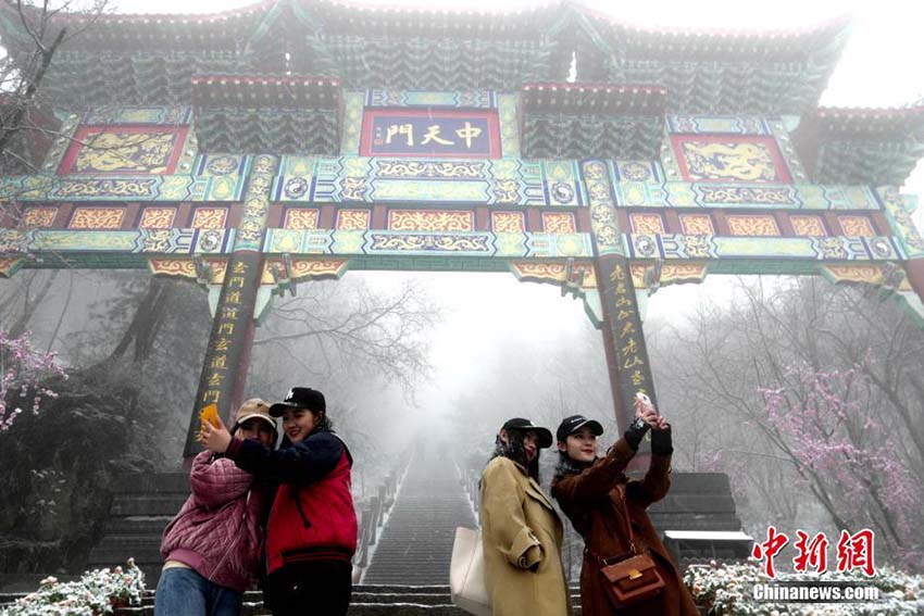 清明節(jié)連休初日　人だかりとなった中國各地の観光地