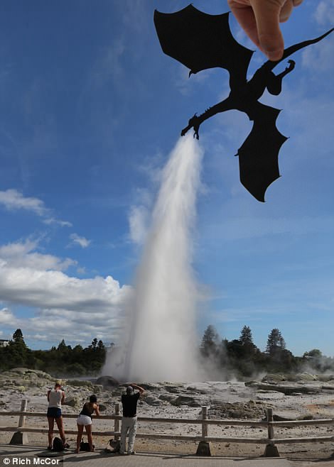 想像力かきたてる作品　切り絵と世界の名所を融合させたカメラマン