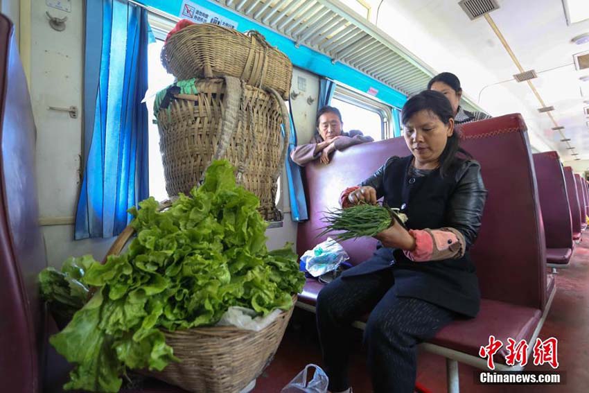 地元住民の足となっているレトロな鈍行列車　最低運賃はわずか2元