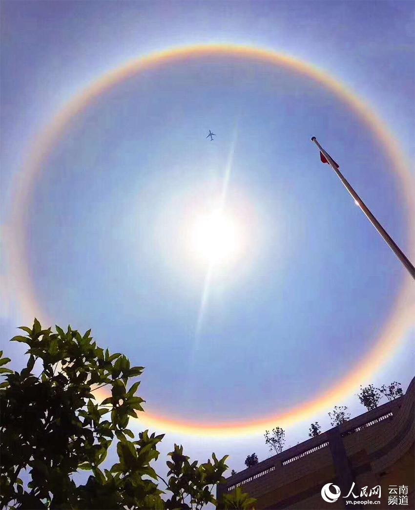 雲(yún)南省昆明市の上空に珍しい「日暈」発生