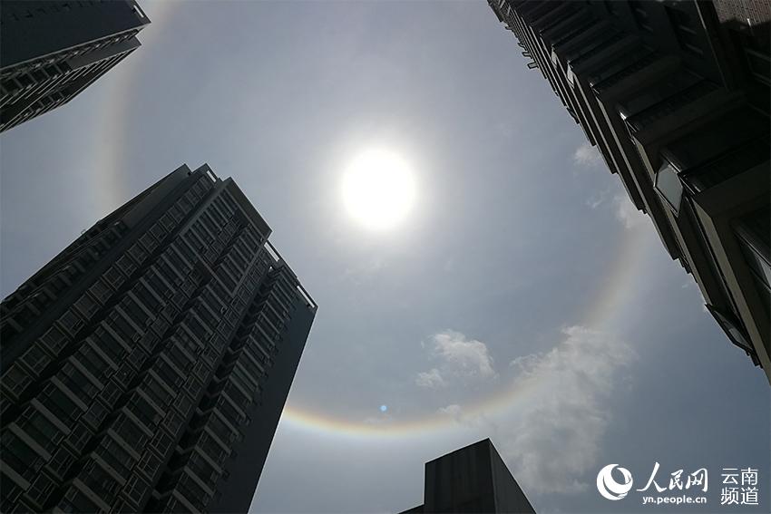 雲(yún)南省昆明市の上空に珍しい「日暈」発生