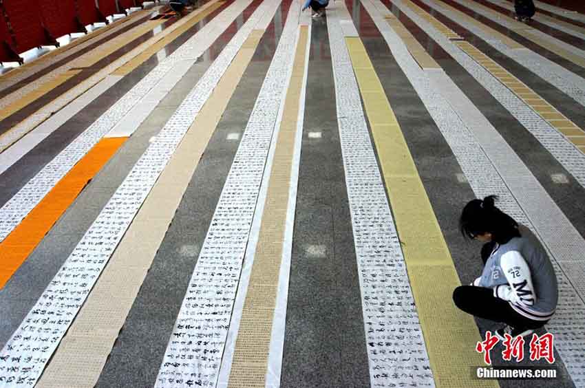 校舎に絨毯のように敷き詰められた冬休みの宿題　陝西省
