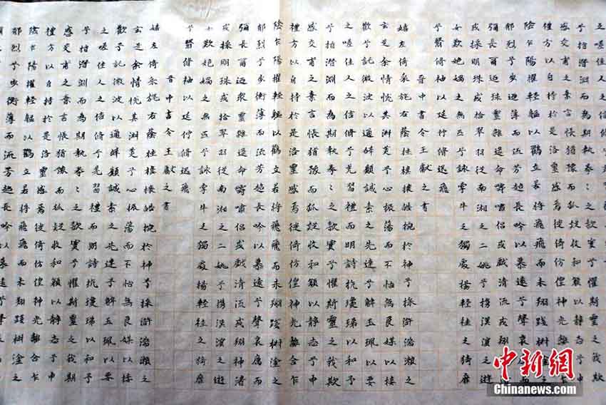 校舎に絨毯のように敷き詰められた冬休みの宿題　陝西省