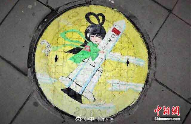 中國スタイルが次々と！四川大學のマンホールデザインイベント