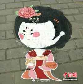 中國(guó)スタイルが次々と！四川大學(xué)のマンホールデザインイベント