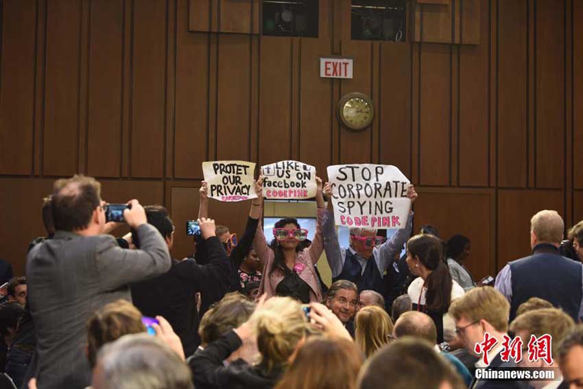 ザッカーバーグCEO、米公聴會で個人情報の不正利用などの対策不備を謝罪