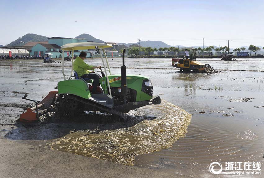 浙江省諸曁市で農(nóng)業(yè)機(jī)械推進(jìn)イベント開(kāi)催　農(nóng)業(yè)機(jī)械の卓越した性能を披露