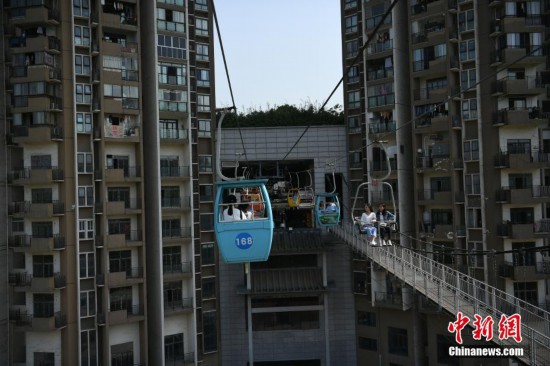 ビルの間を通る観光用ロープウェイ　重慶市