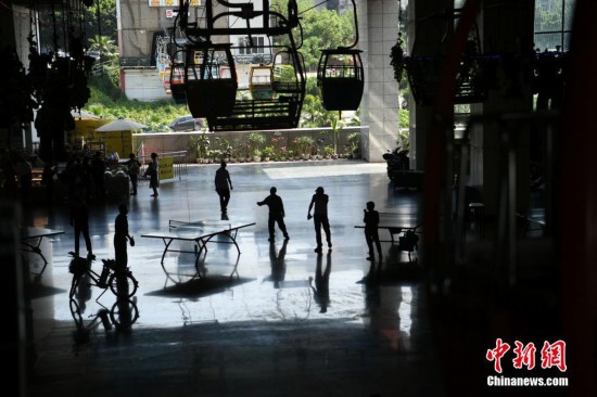 ビルの間を通る観光用ロープウェイ　重慶市