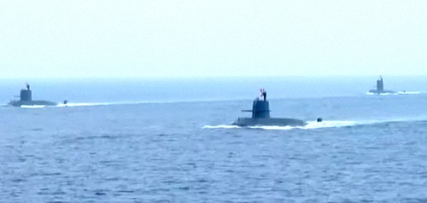 寫真で見る南中國海閲兵　中國海軍の7作戦群?軍艦48隻が參加