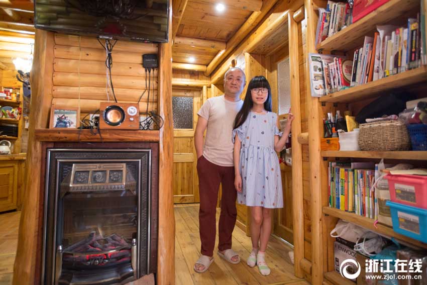 娘のためならエンヤコラ！ログハウス自作の父親　杭州市