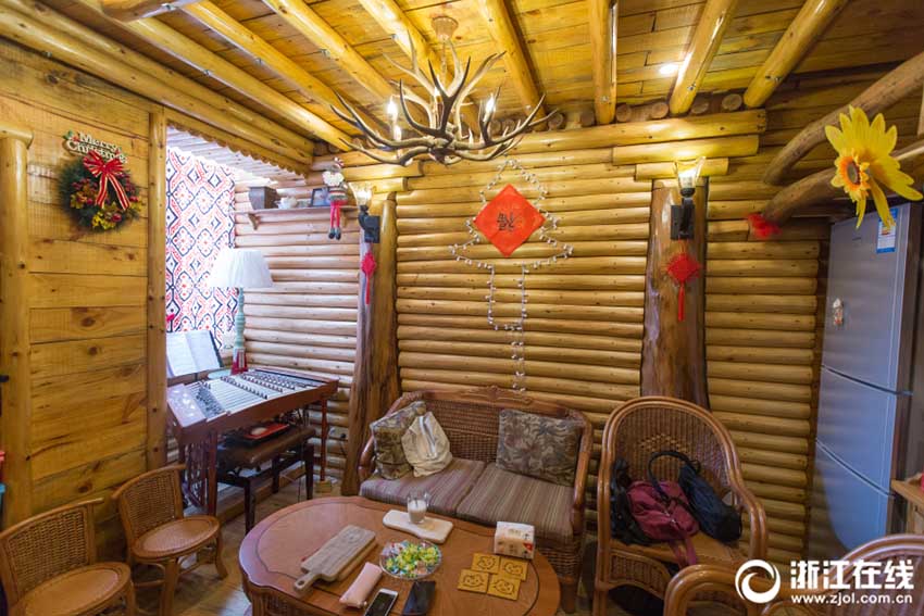 娘のためならエンヤコラ！ログハウス自作の父親　杭州市