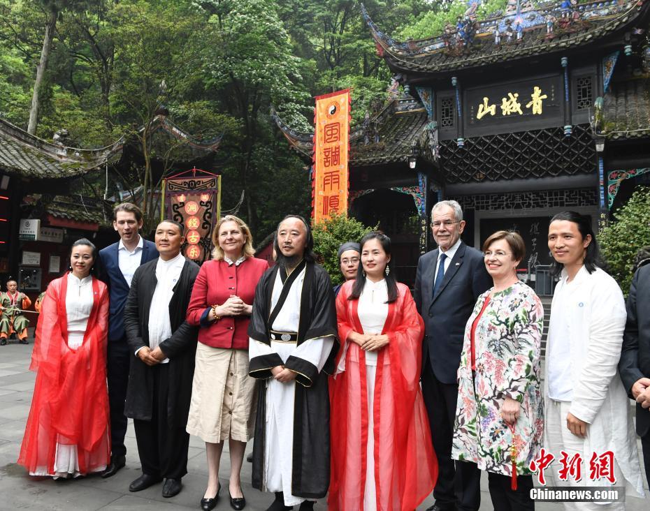 オーストリアの大統(tǒng)領(lǐng)一行、四川省でパンダと対面