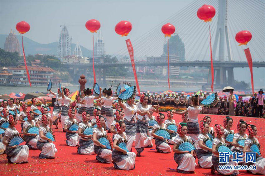 西雙版納でタイ族の暦の新年祝賀イベント