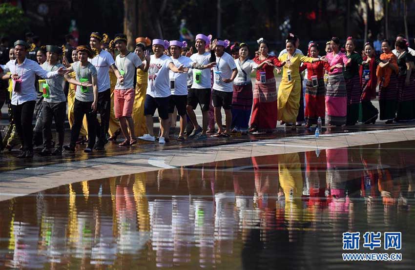 新年祝い水をかけ合う獨(dú)特なイベント?雲(yún)南省西雙版納の水かけ祭り