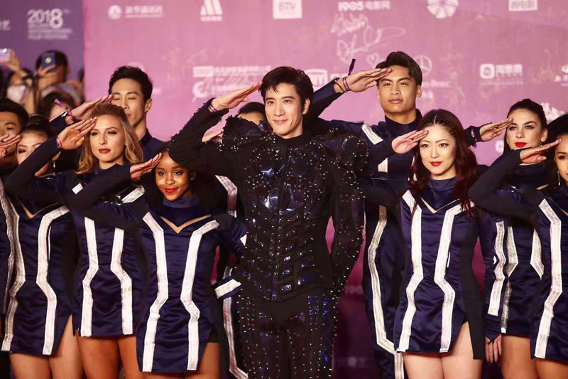 第8回北京國(guó)際映畫祭開幕　レッドカーペットに俳優(yōu)たち次々と登場(chǎng)