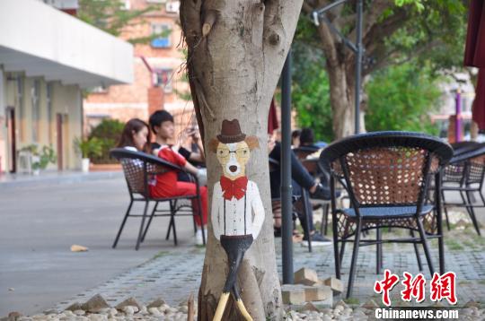 美大では木の幹もキャンパスに？キュートなイラストあちこちに　広西