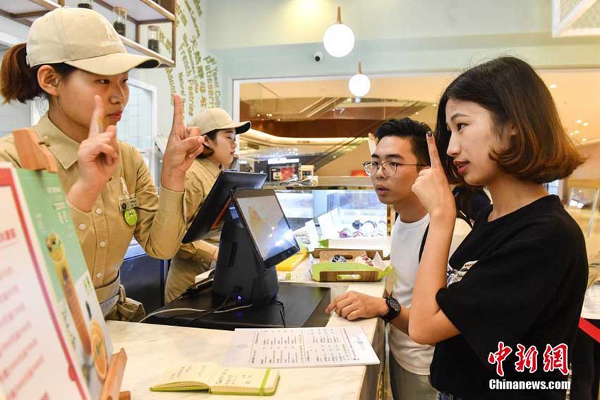 耳の不自由な従業(yè)員たちが働く「聲の無(wú)いベーカリー」　広州市