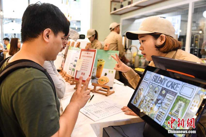 耳の不自由な従業(yè)員たちが働く「聲の無(wú)いベーカリー」　広州市