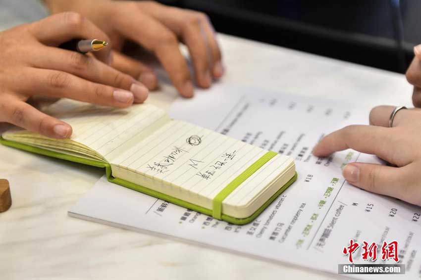 耳の不自由な従業(yè)員たちが働く「聲の無(wú)いベーカリー」　広州市