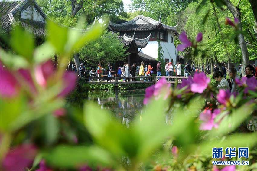 うららかな春、行楽を楽しむ人々