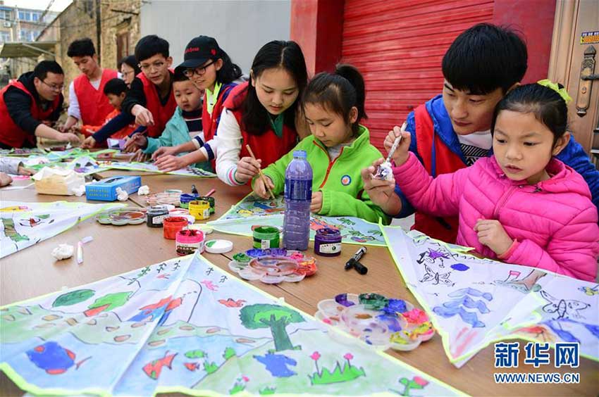 うららかな春、行楽を楽しむ人々