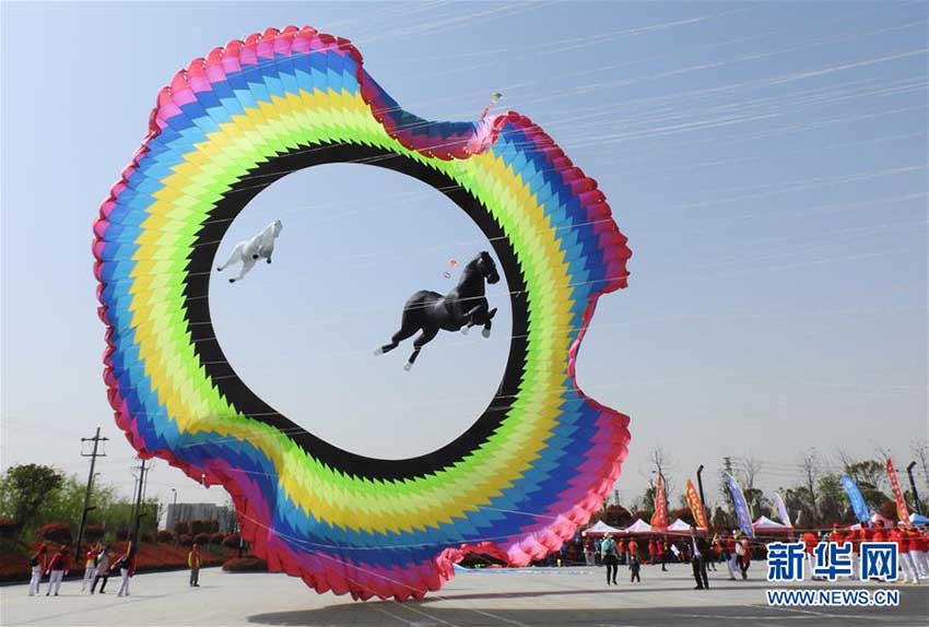 うららかな春、行楽を楽しむ人々