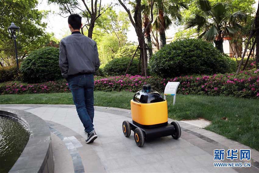 エレベーターと連動して配達先へ　南京に配達ロボットが登場