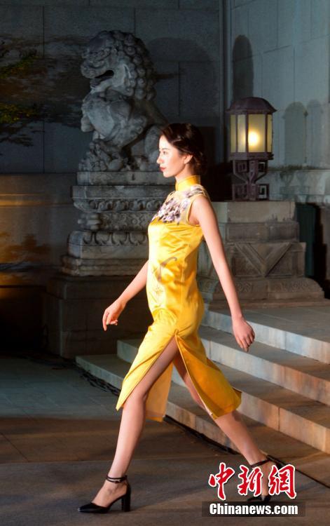 南京の歴史ある建物でチャイナドレス?ショー　江蘇省