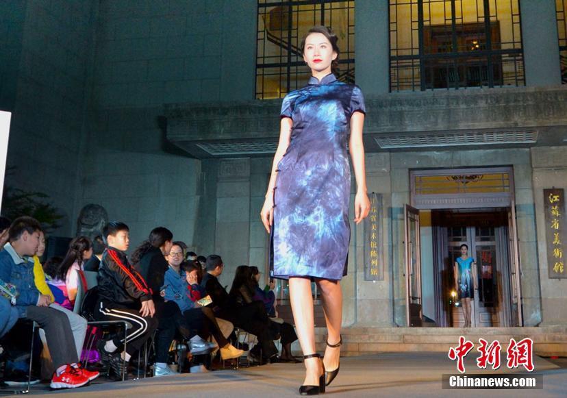 南京の歴史ある建物でチャイナドレス?ショー　江蘇省