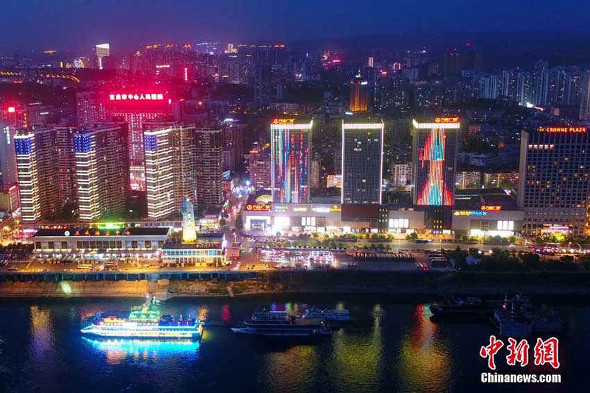 夜の帳下りた長江沿いに浮かび上がる自動車70臺で作った「宜昌」の文字