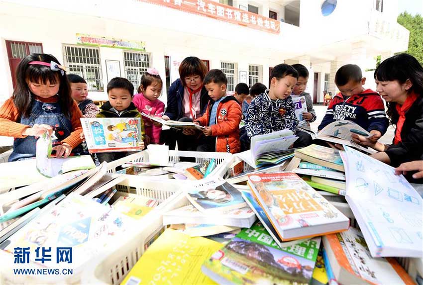 山奧の子供たちにも豊かな読書體験を　安徽省で進(jìn)む移動(dòng)図書館