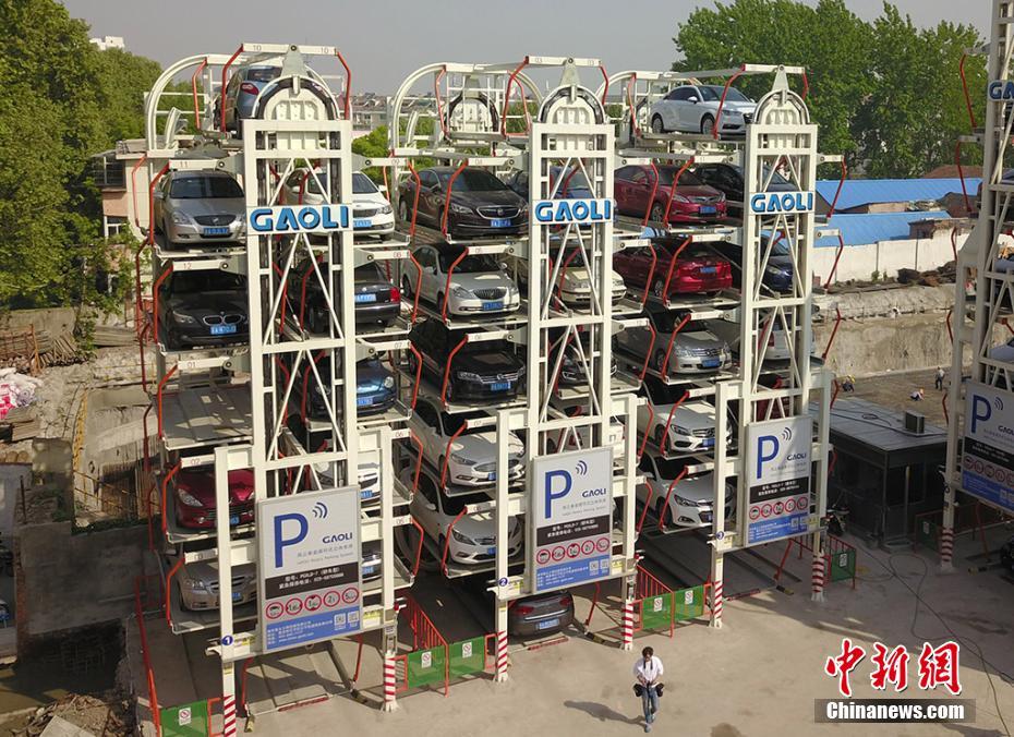 まるで観覧車！駐車場不足を解消するゴンドラ式立體駐車場 南京市