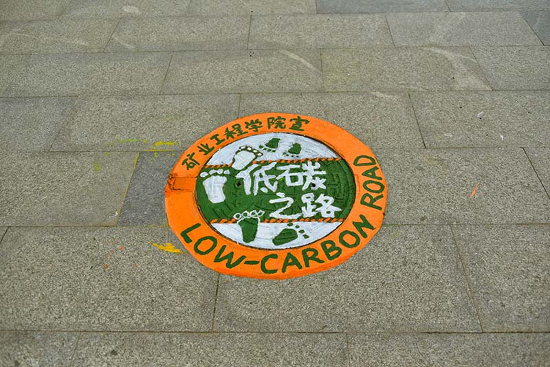 ユニークなマンホールのフタあちこちに　中國鉱業(yè)大學(xué)キャンパス