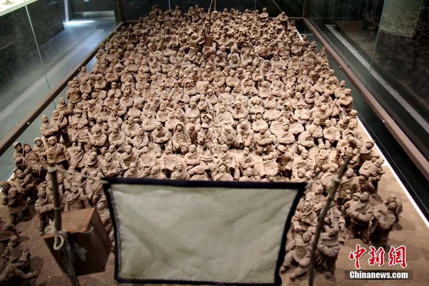 懐かしい風(fēng)景をリアルに再現(xiàn)　西安の美術(shù)館で大型泥人形アート作品展