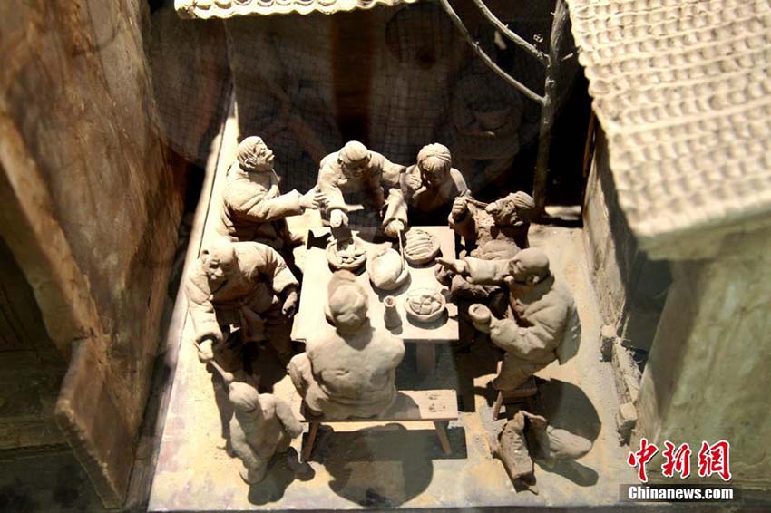 懐かしい風(fēng)景をリアルに再現(xiàn)　西安の美術(shù)館で大型泥人形アート作品展