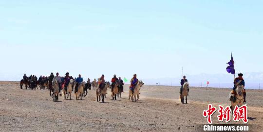 立ちのぼる砂煙　甘粛省酒泉市で人気上昇中の伝統(tǒng)スポーツ?競(jìng)馬