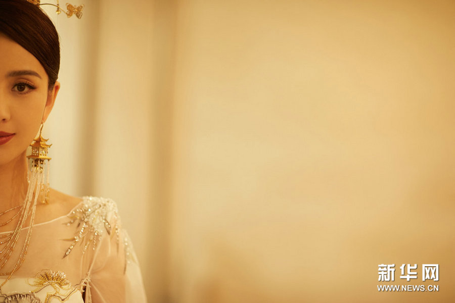 初代「天壇女神」にトン?リーヤー　華やかなグラデーションドレスで登場