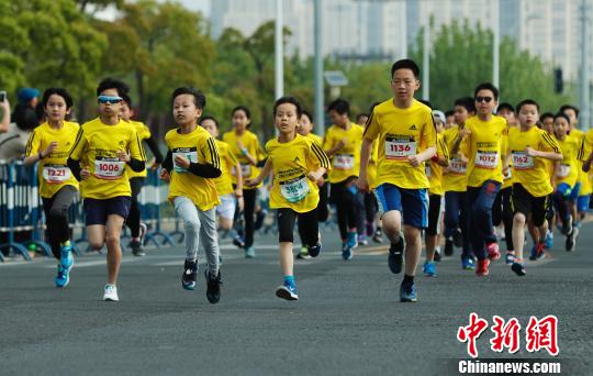 スターターの音と共に元?dú)荬俗撙瓿訾棺庸─郡痢∩虾￥沥婴米鹰撺衰蕙楗渐?></a></td></tr><tr><td class=