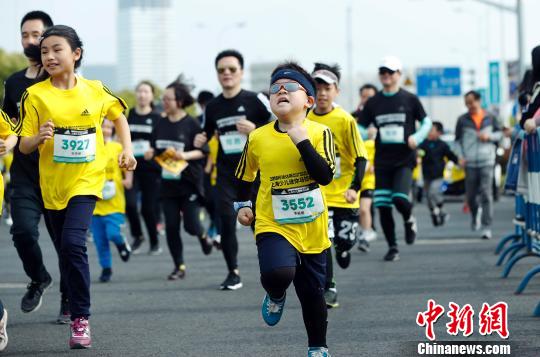 スターターの音と共に元?dú)荬俗撙瓿訾棺庸─郡痢∩虾￥沥婴米鹰撺衰蕙楗渐?></a></td></tr><tr><td class=