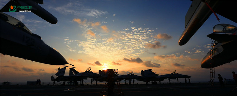 「遼寧」艦隊が遠(yuǎn)洋で訓(xùn)練　海軍創(chuàng)設(shè)69周年を祝う