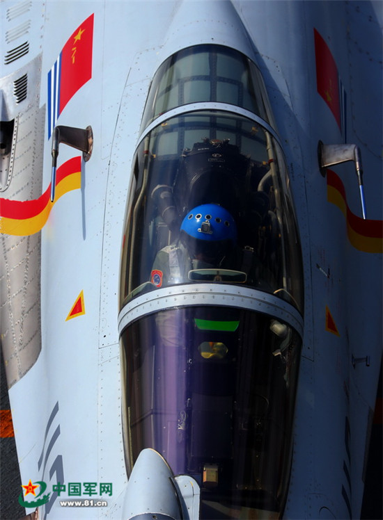 「遼寧」艦隊が遠洋で訓(xùn)練　海軍創(chuàng)設(shè)69周年を祝う