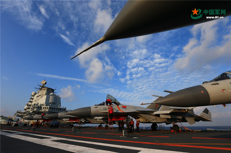 「遼寧」艦隊(duì)が遠(yuǎn)洋で訓(xùn)練　海軍創(chuàng)設(shè)69周年を祝う