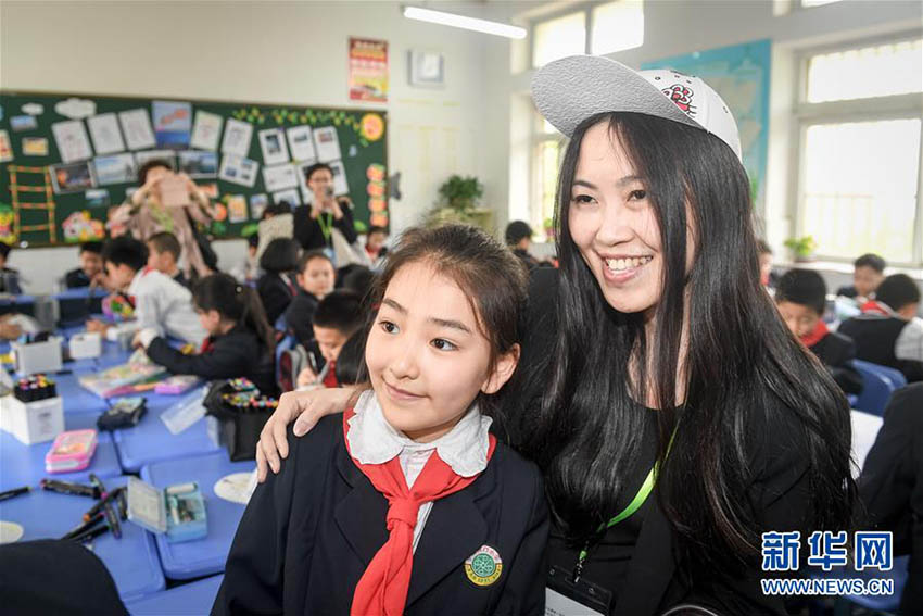 香港地區(qū)の教師が安徽省合肥市南門小學(xué)校で交流団活動(dòng)に參加