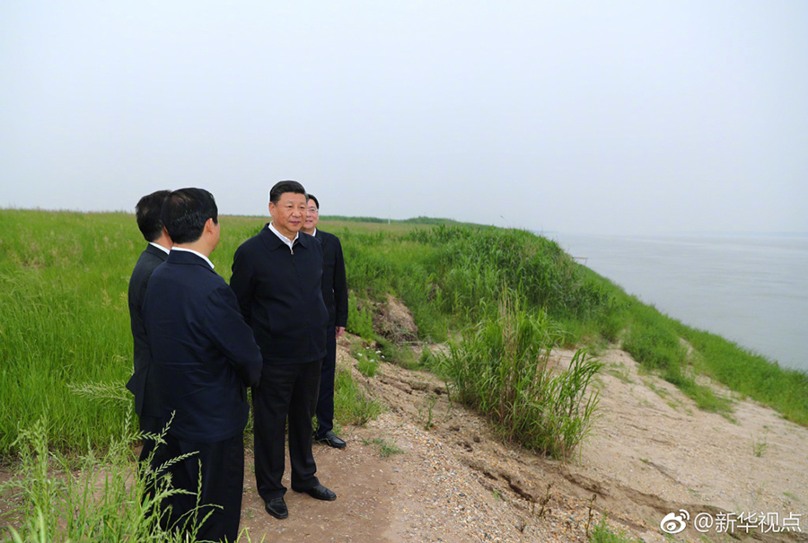 習(xí)近平総書記が船で長(zhǎng)江視察