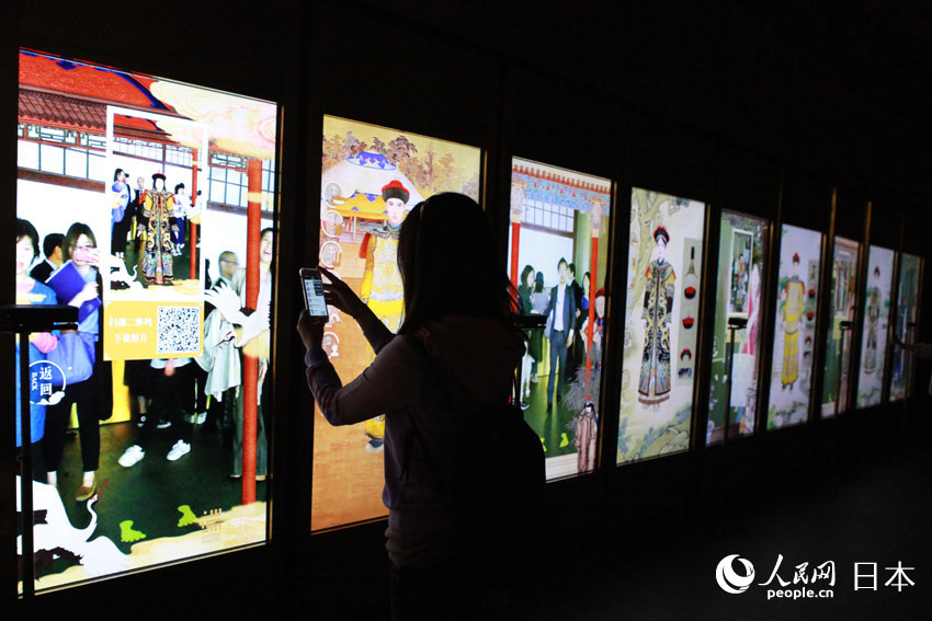 故宮を巡り、養(yǎng)心殿を體感　デジタル故宮を體験した日本人観光客