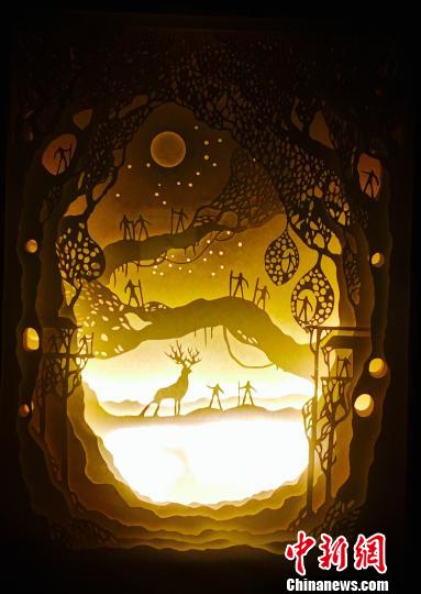 紙で創(chuàng)り上げるロマンチックな世界　重慶大生の紙彫刻