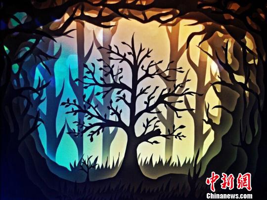 紙で創(chuàng)り上げるロマンチックな世界　重慶大生の紙彫刻