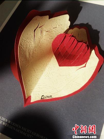 紙で創(chuàng)り上げるロマンチックな世界　重慶大生の紙彫刻